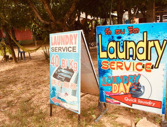 Für 40 Baht pro kg kann man seine Wäsche überall waschen lassen, man kann also mit Rucksack und paar Klamotten hierher fahren, es ist eh immer warm... ansonsten lässt man es immer mal waschen
