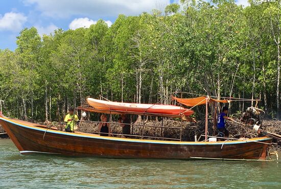 2 Freche sind auf ein Boot geklettert