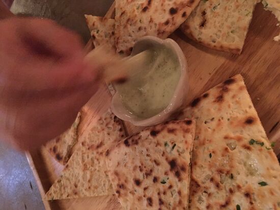 Abendessen am Strand.... mmmh Nanbrot mit Knoblauchavocadodipp