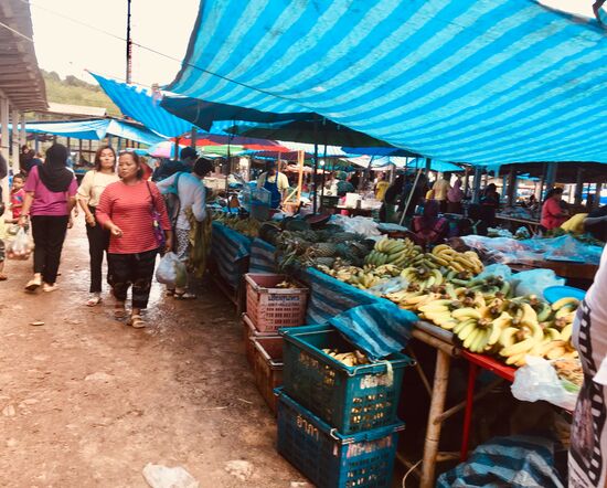 Hier gibts alles von Obst über Gemüse, Fleisch, Fisch, roh oder schon gekocht oder gegrillt... für wenig Geld .... wir mögen diese Märkte irgendwie... man kann viel probieren