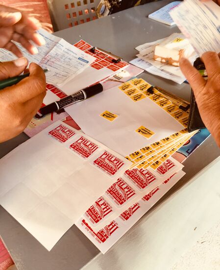 Wir bekommen wieder unseren Erkennungsaufkleber und los geht es ca. 1,5h nach Phi Phi, pro Person hin und zurück für 800 Baht (24€)