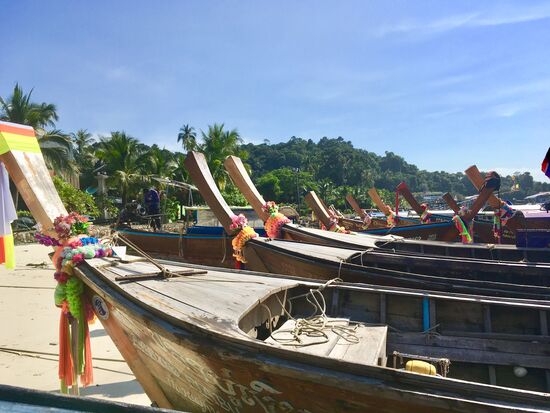 Sandstrand von Ko Phi Phi mit vielen Longtailbooten