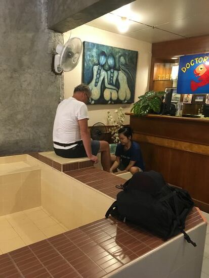 Ohne Füße waschen geht’s nicht zu den Fischen