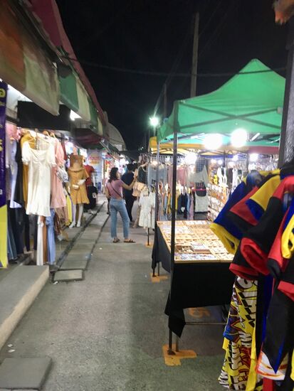 Nachtmarkt nur Einheimische.... klasse Preise