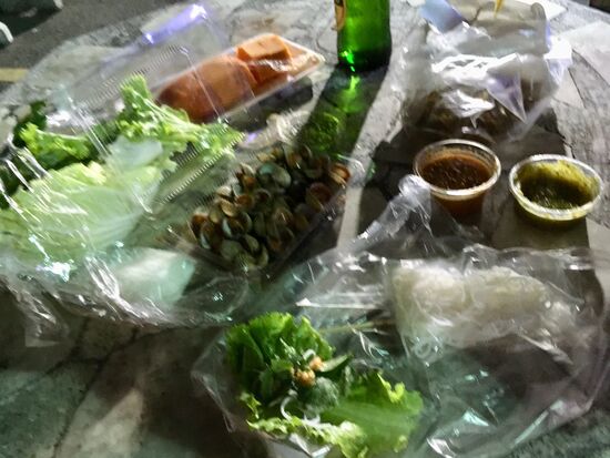 Unser Abendessen: in Thailand isst man das so: man nimmt ein Salatblatt , frische verschiedene Kräuter, nimmt Glasnudeln, dann Fleisch oder andere Sachen dazu, einwickeln und das in scharfe Saucen dippen lecker .... und als Kompott gabs eine halbe Papaya für 20 Baht (60 Cent)