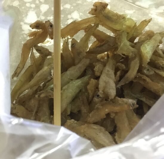 Minifische frittiert für 30 Baht eine Tüte ( 90cent)