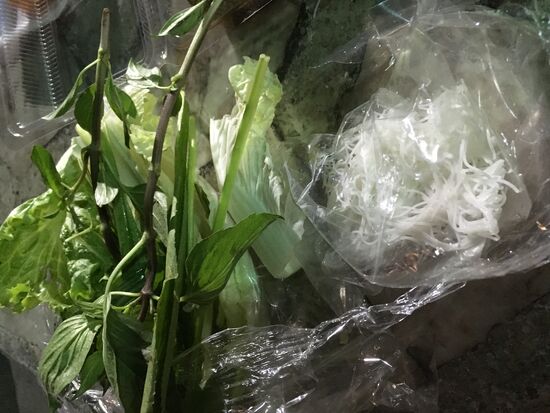 Es gibt diese Gemüsebeutel schon fertig abgepackt mit Kräutern und 2 Päckchen Glasnudeln gratis  dazu...