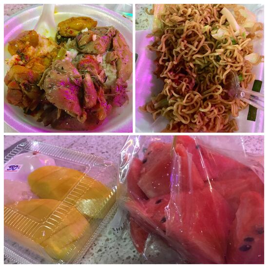 Unser Abendessen... Reis mit 2 verschiedenen Hähnchenzubereitungen für 35 Baht (1,05€), Nudeln mit Gemüse 20 Baht (0,60€), Melone 20 Baht und Mango mit Reis und Kokossosse 50 Baht ( 1,50€)... so günstig und auch lecker werden wir so schnell erstmal nicht mehr essen...