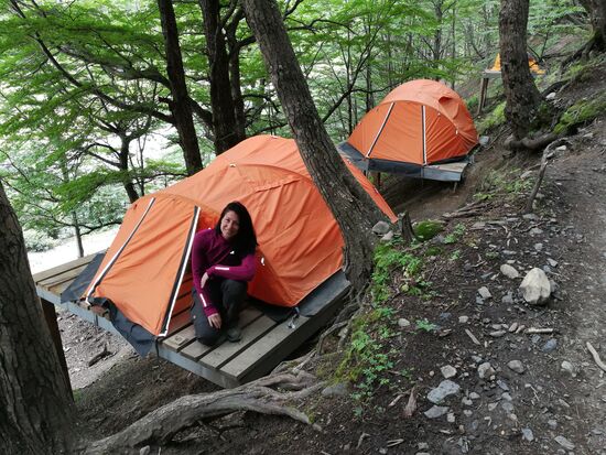 Derart gestärkt, konnte ich mich nun auf mein erstes Campingabenteuer im Leben freuen. Ich hatte tatsächlich in den 40 Jahren bis dorthin noch nie zuvor in einem Zelt übernachtet. Nun, Pauli lacht mich deshalb heute noch aus. Es hatte sich schlichtweg vorher für mich nie ergeben. Aber bei der Übernachtung im Camp El Chileno handelte es sich auch, wie gesagt, um eine Art Soft-Einstieg in die Materie. Wir mussten kein Zelt mitschleppen, und, was wichtiger ist: Auch nicht selbst aufbauen. Stattdessen durften wir uns gleich in daunenweiche Schlafsäcke kuscheln, und der Fluss am Fuße des Campgrounds plätscherte uns sanft in den Schlaf.  **hach**