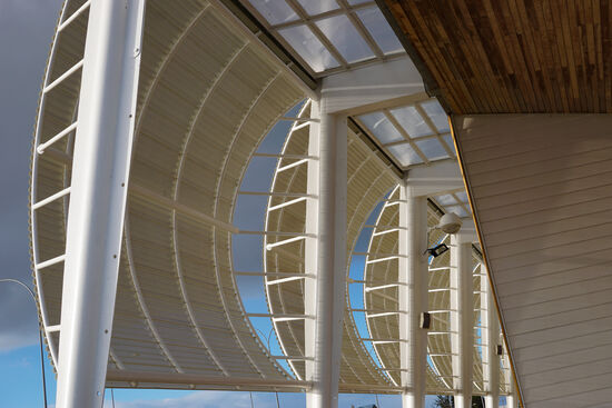 "Segel" am Hafengebäude