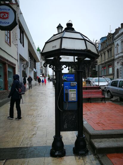 Telefon"zelle". 
Superman hätte seine wahre Freude gehabt, sich hier umzuziehen. Aber geduscht wäre er meist auch gleich gewesen. 