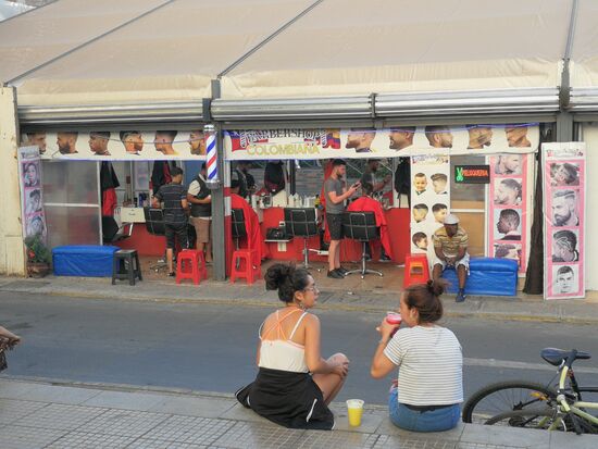 Empanadas – leckere kleine gefüllte Teigtaschen - gehen als kleiner Snack am Straßenrand eigentlich immer. 
Hier gabs sogar noch Unterhaltung dazu – in Form eines Blicks auf so einen "Barber-Shop" im Freien.
Darin wurde den Jungs unter dem kritischen Blick von uns und einiger anderer kichernder Mädels der auch bei uns derzeit so angesagte Einheits-Hipster-Look verpasst. 
Alle gleich - vom rasierten Scheitel bis zum Zauselbart. 
Whatever.