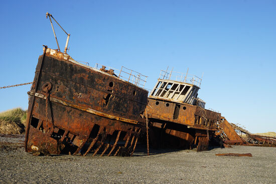 Nicht alle Schiffe haben es so problemlos durch die Magellanstraße geschafft. 
Hier eines der Opfer dieser stürmischen Meerenge - Sie sehen das Wrack der AMADEO im roten Abendlichte von San Gregorio.