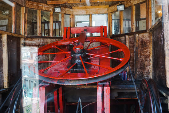 knapp ein Duzend solcher Seilbahnen bringen einen auf die Hügel der Stadt....
