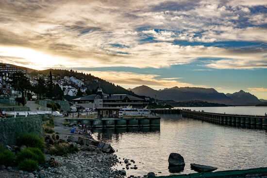 Nahuel Huapí-See mit Bariloche im Abendlicht