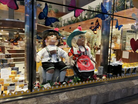 Dirndl und Lederhosen. Ähm, ok. 