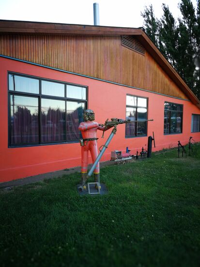 (Was in einem chilenischen Kindergarten 
so an Selbstgebasteltem herumsteht.... )