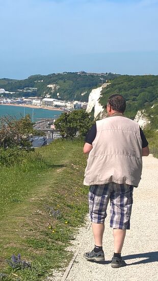 Blick vom Berg der Kreideküste auf den Hafen Dover