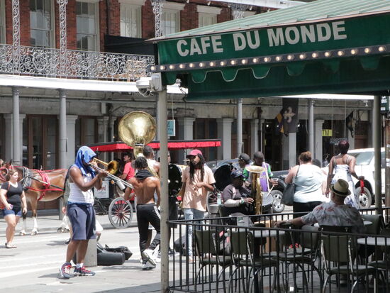 Cafe du Monde und Straßenband