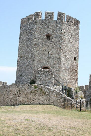 Der mächtige Wehrturm.