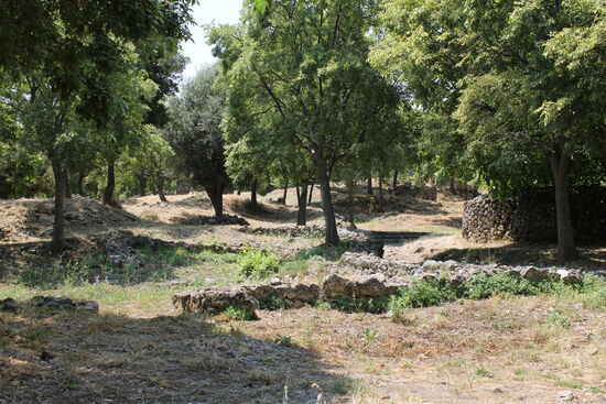 Innerhalb der Burgmauern.