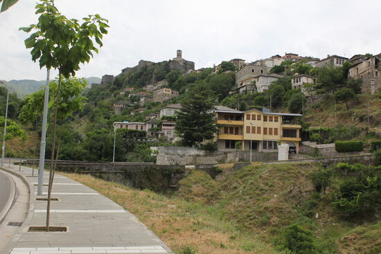 Gjirokastra - auf dem Felsen die mächtige Burg