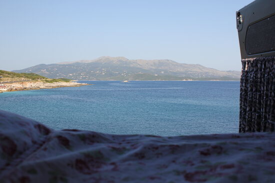 Gibt es beim Aufstehen einen schöneren Ausblick?  Im Hintergrund die Insel Korfu.