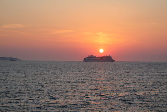 Kreuzfahrtschiff im Sonnenuntergang