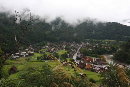 Trotz Regen war Shirakawa-go einen Besuch wert - die tief hängenden Wolken verleihen dem Ganzen was mystisches. Und es waren weniger Touristen unterwegs!