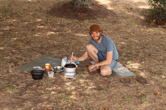 Stefan beim Kochen... zumindest schaut es so aus, als ob er der Chefkoch wäre! 