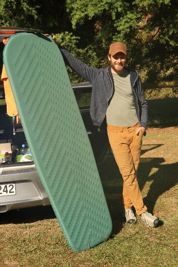 Stefan denkt, er kann mit der Isomatte zum surfen gehen! 