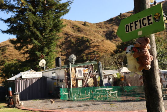 Hier wohnt der Platzwart im Camp in Whangomomona