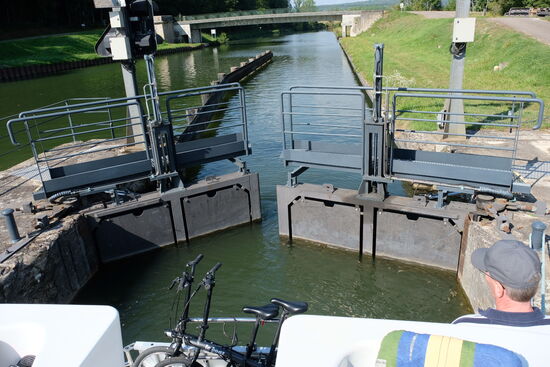 Eine der wenigen Schleusen auf der Talfahrt