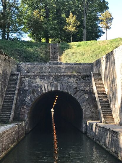 Licht am Ende des Tunnels.