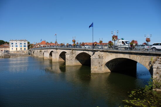 Brücke zwischen Gray und Arc-lès-Gray.