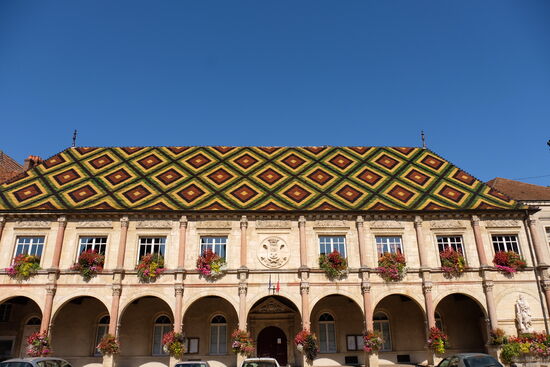 Das Rathaus mit seinen glasierten Ziegeln.