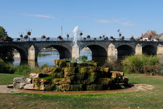 Blick von der Grünanlage auf die Stadtbrücke.