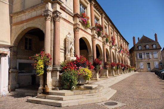 Das blumengeschmückte Rathaus.