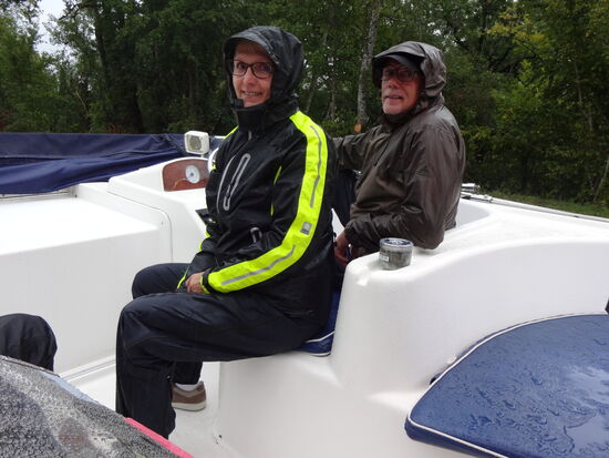 Smutje und Skipper durchnässt bei der Hafeneinfahrt.