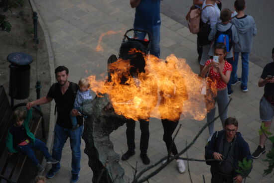 Wenn heut' der Drache Feuer speit, fürcht sich wohl keine Maid.