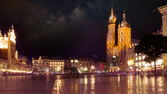 Am Abend erstrahlt der Hauptplatz im Lichterglanz.