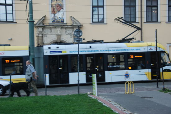 Straßenbahn in den Vatikanfarben