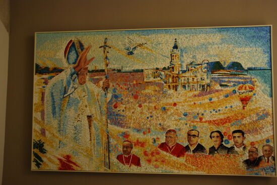 Wandrelief einer der Kapellen im unteren Bereich