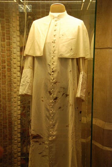 Blutbefleckte Soutane des Papstes