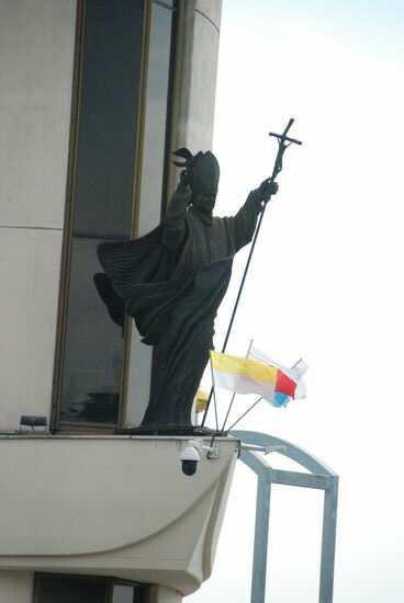 Der segnende Papst am Fuße des Turms