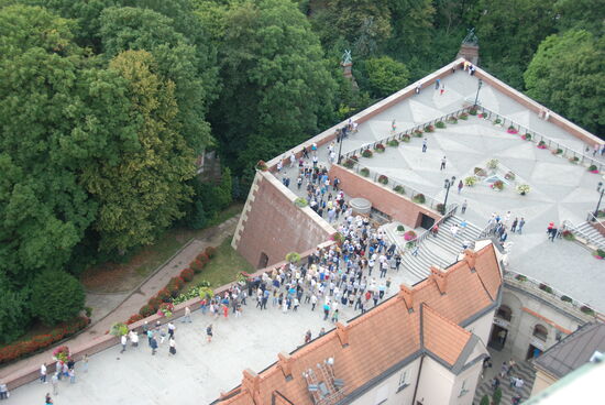 Blick vom Kirchturm hinunter auf den Kreuzweg