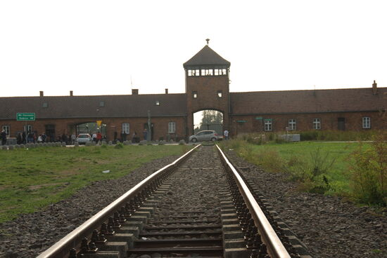 Ankunftstor in Auschwitz-Birkenau
