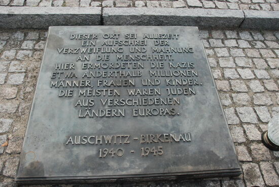 Einer der Gedenksteine in Auschwitz-Birkenau