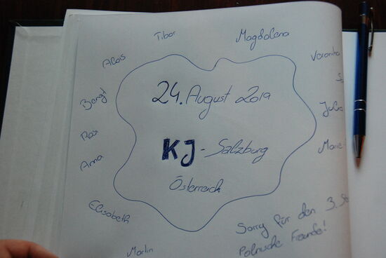 Anstandsgemäß entschuldigten wir uns dann doch für den 3. Stock - wenn auch mit einem Augenzwinkern