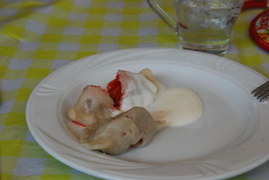 Pierogi mit Erdbeerfülle und Schlag